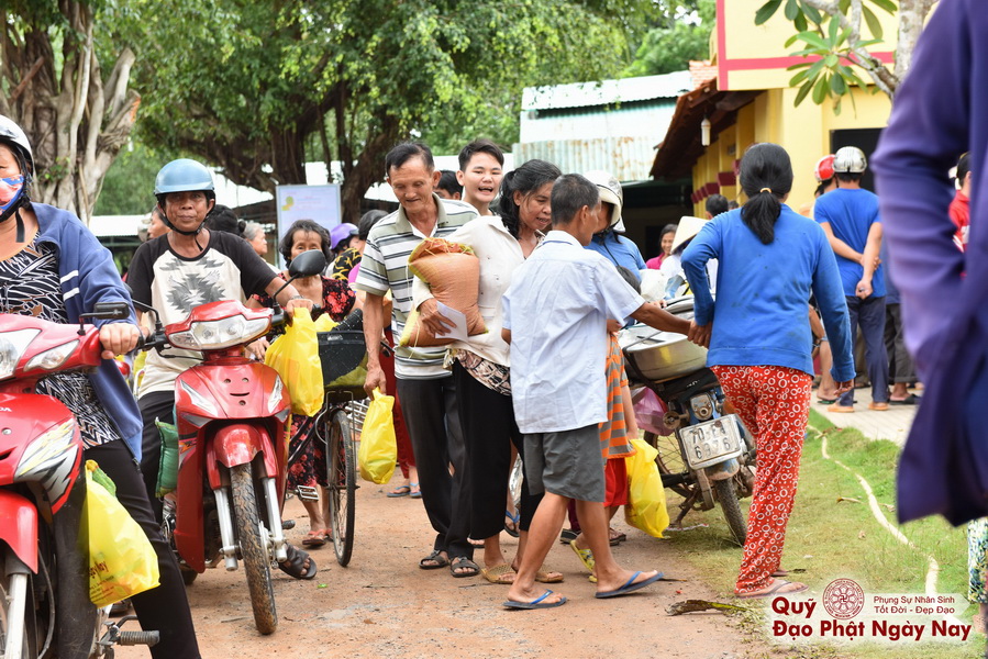 Quỹ Đạo Phật Ngày Nay: Tổng Kết Chương Trình Trao tặng quà cho nạn nhân chất độc da cam tại Tây Ninh ( C81)