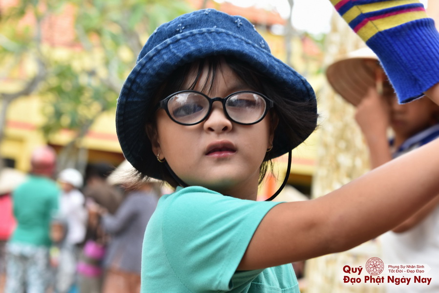 Quỹ Đạo Phật Ngày Nay: Tổng Kết Chương Trình Trao tặng quà cho nạn nhân chất độc da cam tại Tây Ninh ( C81)