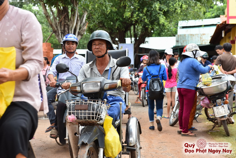 Quỹ Đạo Phật Ngày Nay: Tổng Kết Chương Trình Trao tặng quà cho nạn nhân chất độc da cam tại Tây Ninh ( C81)