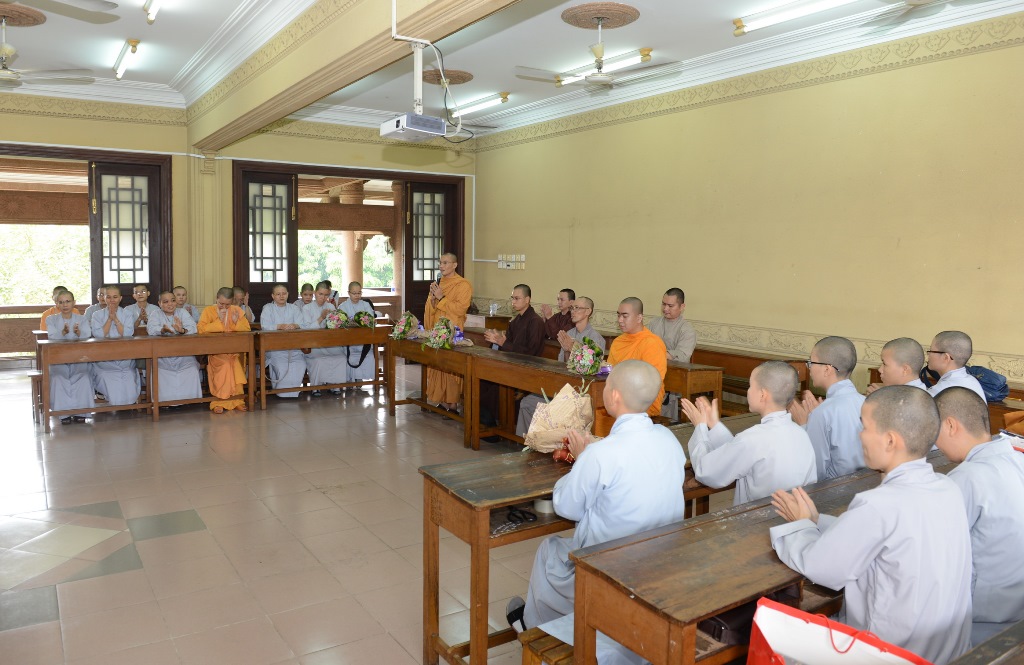 Lễ phát học bổng năm học 2016 - 2017 cho sinh viên khoa Pali