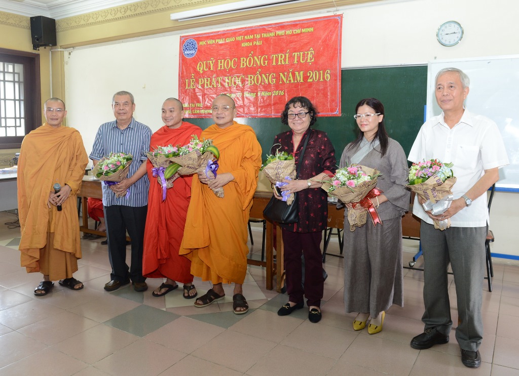 Lễ phát học bổng năm học 2016 - 2017 cho sinh viên khoa Pali