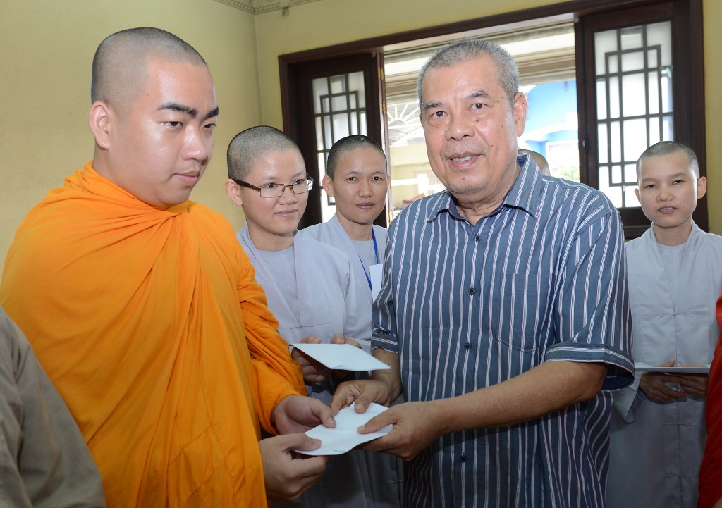 Lễ phát học bổng năm học 2016 - 2017 cho sinh viên khoa Pali