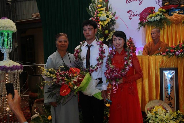 Thái Bình: Hai bạn trẻ làm lễ hằng thuận tại chùa Từ Xuyên