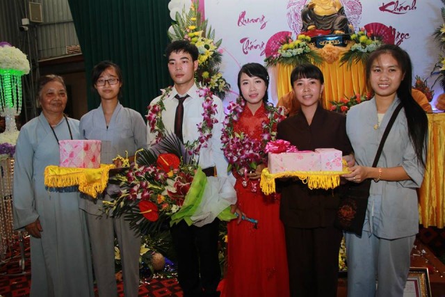 Thái Bình: Hai bạn trẻ làm lễ hằng thuận tại chùa Từ Xuyên