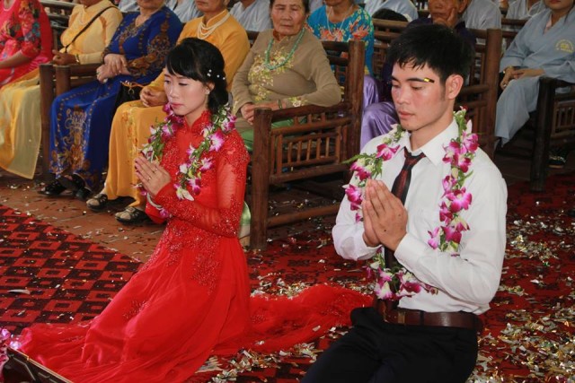 Thái Bình: Hai bạn trẻ làm lễ hằng thuận tại chùa Từ Xuyên