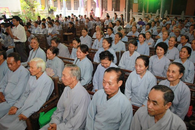 Thái Bình: Hai bạn trẻ làm lễ hằng thuận tại chùa Từ Xuyên