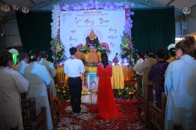 Thái Bình: Hai bạn trẻ làm lễ hằng thuận tại chùa Từ Xuyên