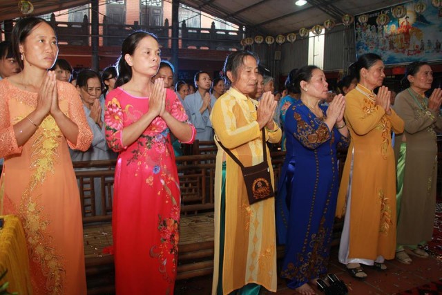 Thái Bình: Hai bạn trẻ làm lễ hằng thuận tại chùa Từ Xuyên