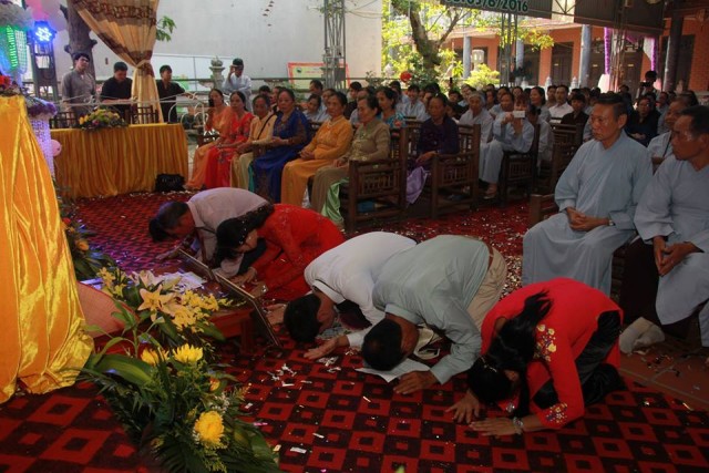 Thái Bình: Hai bạn trẻ làm lễ hằng thuận tại chùa Từ Xuyên