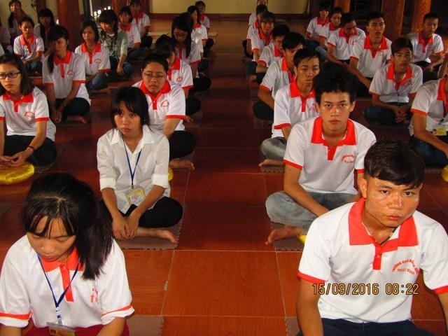Thái Bình: Tân sinh viên về chùa Từ Xuyên tu một ngày