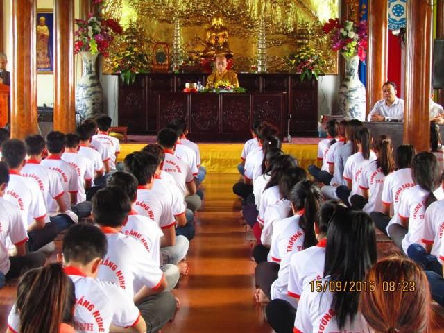 Thái Bình: Tân sinh viên về chùa Từ Xuyên tu một ngày