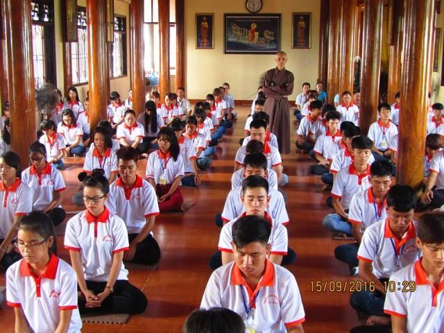 Thái Bình: Tân sinh viên về chùa Từ Xuyên tu một ngày