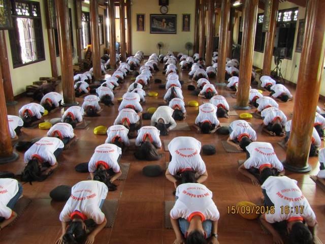 Thái Bình: Tân sinh viên về chùa Từ Xuyên tu một ngày