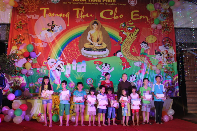 Hà Nội: Gần 1.000 thiếu nhi về chùa Tăng Phúc đón tết Trung thu.