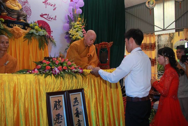 Thái Bình: Hai bạn trẻ làm lễ hằng thuận tại chùa Từ Xuyên