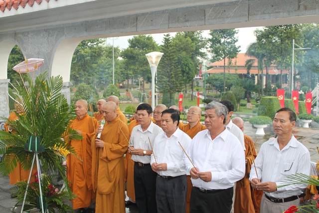 Bình Dương: Lễ thắp nến tri ân các anh hùng liệt sỹ