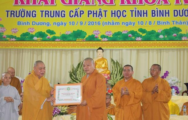 Bình Dương: Lễ tốt nghiệp khóa III, khai giảng khóa IV
