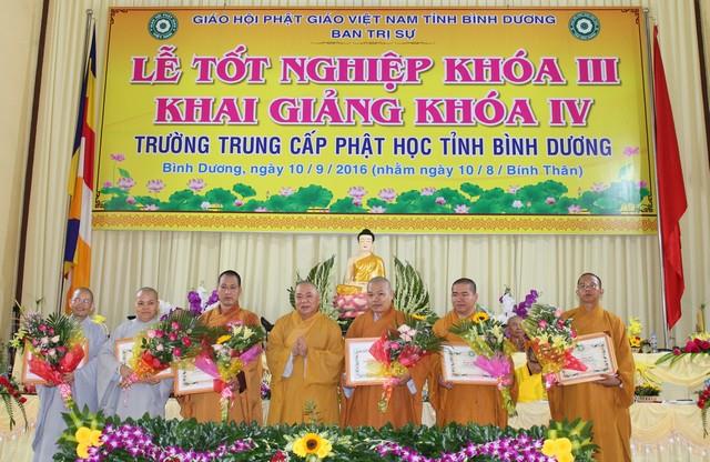 Bình Dương: Lễ tốt nghiệp khóa III, khai giảng khóa IV