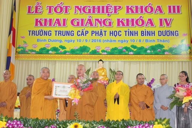 Bình Dương: Lễ tốt nghiệp khóa III, khai giảng khóa IV