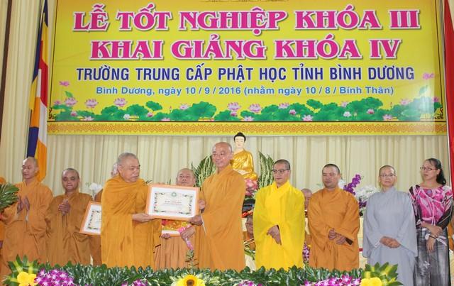 Bình Dương: Lễ tốt nghiệp khóa III, khai giảng khóa IV