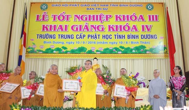 Bình Dương: Lễ tốt nghiệp khóa III, khai giảng khóa IV