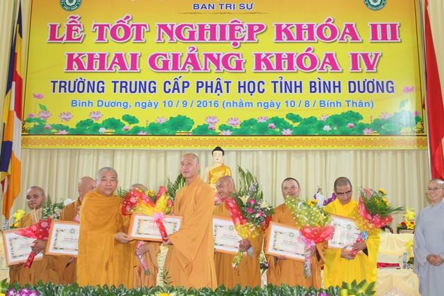Bình Dương: Lễ tốt nghiệp khóa III, khai giảng khóa IV