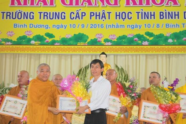 Bình Dương: Lễ tốt nghiệp khóa III, khai giảng khóa IV