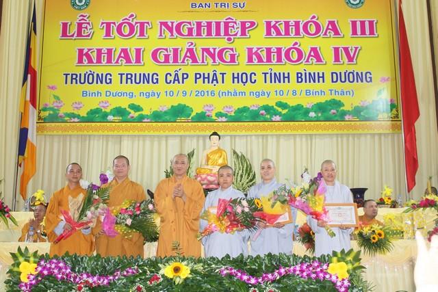 Bình Dương: Lễ tốt nghiệp khóa III, khai giảng khóa IV