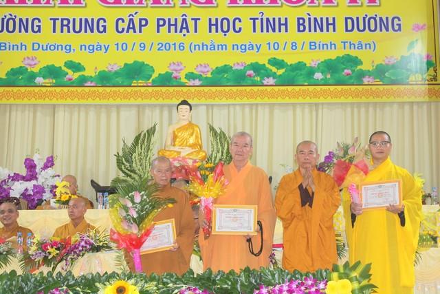 Bình Dương: Lễ tốt nghiệp khóa III, khai giảng khóa IV