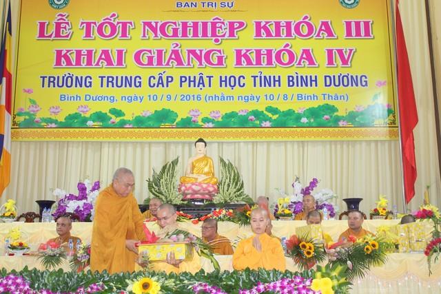 Bình Dương: Lễ tốt nghiệp khóa III, khai giảng khóa IV