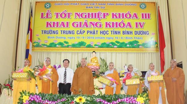 Bình Dương: Lễ tốt nghiệp khóa III, khai giảng khóa IV