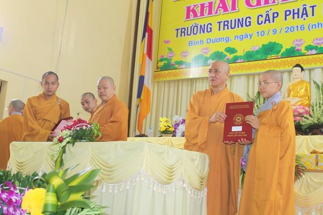 Bình Dương: Lễ tốt nghiệp khóa III, khai giảng khóa IV