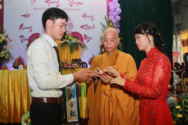 Thái Bình: Hai bạn trẻ làm lễ hằng thuận tại chùa Từ Xuyên