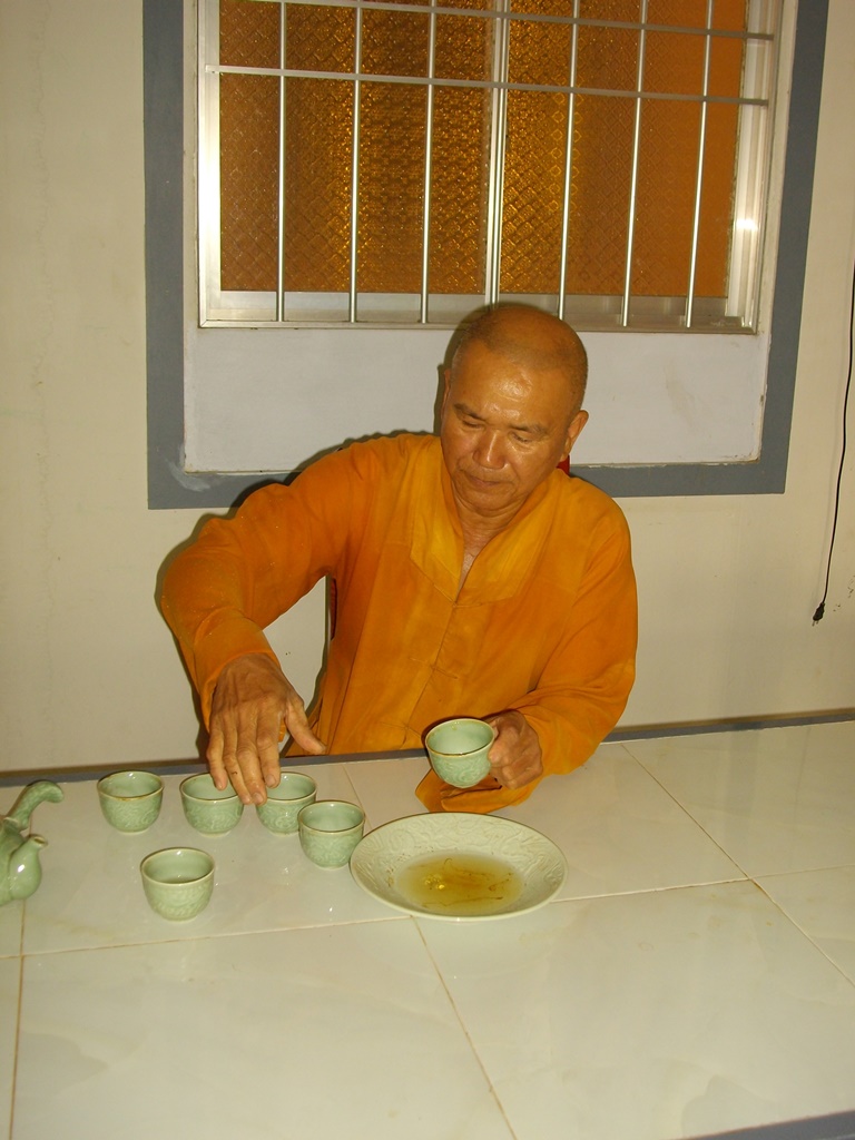 Một sáng được hầu trà Đại Đức