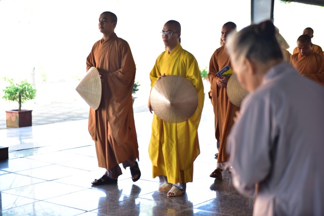 Quỹ Đạo Phật Ngày Nay cúng dường trai tăng trong khóa tu thường kỳ tại HVPGVN