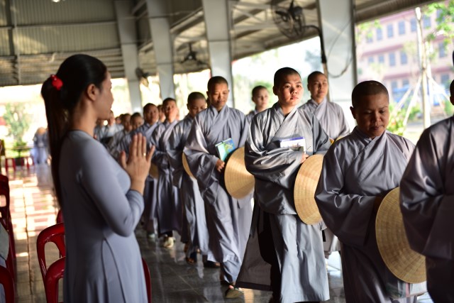 Quỹ Đạo Phật Ngày Nay cúng dường trai tăng trong khóa tu thường kỳ tại HVPGVN