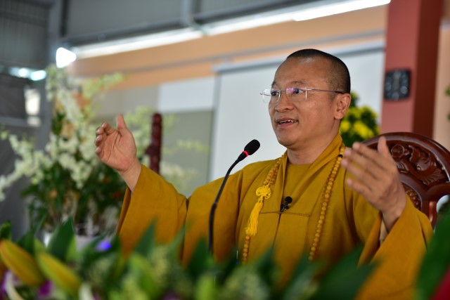 Quỹ Đạo Phật Ngày Nay cúng dường trai tăng trong khóa tu thường kỳ tại HVPGVN