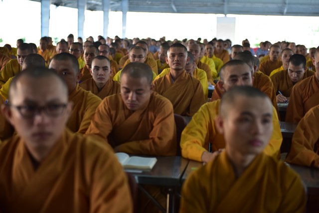 Quỹ Đạo Phật Ngày Nay cúng dường trai tăng trong khóa tu thường kỳ tại HVPGVN