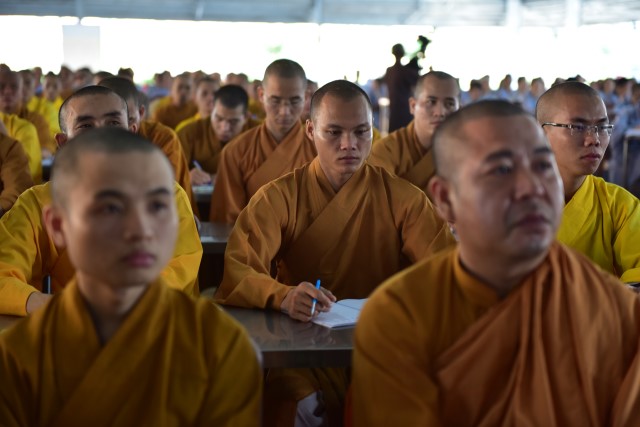 Quỹ Đạo Phật Ngày Nay cúng dường trai tăng trong khóa tu thường kỳ tại HVPGVN