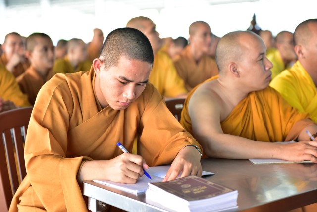 Quỹ Đạo Phật Ngày Nay cúng dường trai tăng trong khóa tu thường kỳ tại HVPGVN