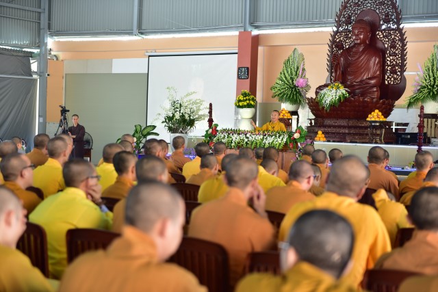 Quỹ Đạo Phật Ngày Nay cúng dường trai tăng trong khóa tu thường kỳ tại HVPGVN