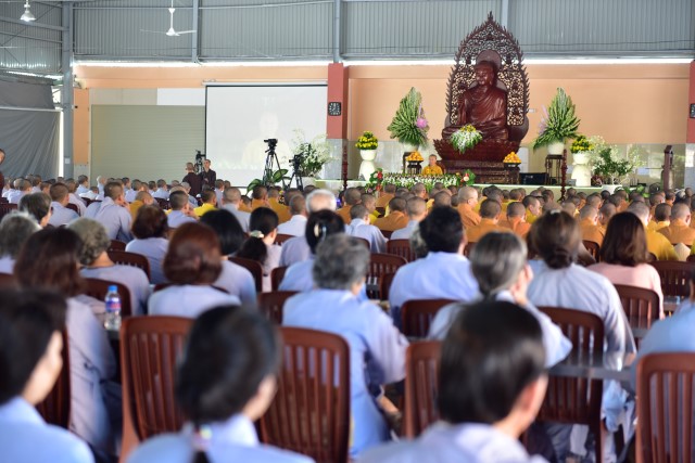 Quỹ Đạo Phật Ngày Nay cúng dường trai tăng trong khóa tu thường kỳ tại HVPGVN