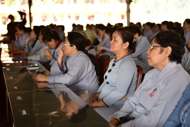 Quỹ Đạo Phật Ngày Nay cúng dường trai tăng trong khóa tu thường kỳ tại HVPGVN