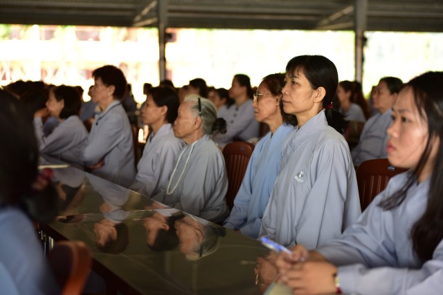 Quỹ Đạo Phật Ngày Nay cúng dường trai tăng trong khóa tu thường kỳ tại HVPGVN