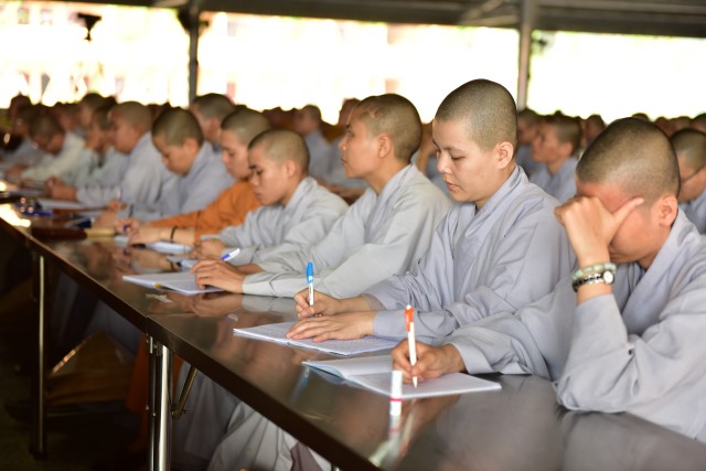 Quỹ Đạo Phật Ngày Nay cúng dường trai tăng trong khóa tu thường kỳ tại HVPGVN