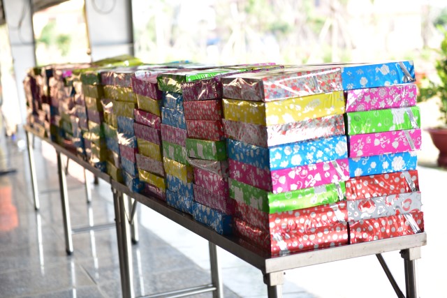 Quỹ Đạo Phật Ngày Nay cúng dường trai tăng trong khóa tu thường kỳ tại HVPGVN