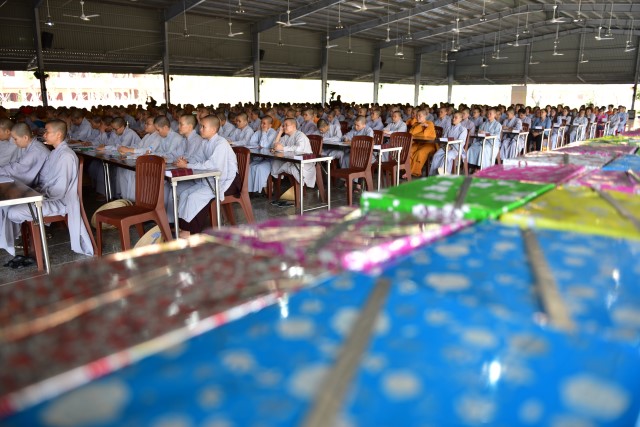 Quỹ Đạo Phật Ngày Nay cúng dường trai tăng trong khóa tu thường kỳ tại HVPGVN