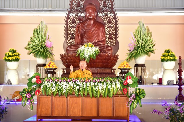 Quỹ Đạo Phật Ngày Nay cúng dường trai tăng trong khóa tu thường kỳ tại HVPGVN