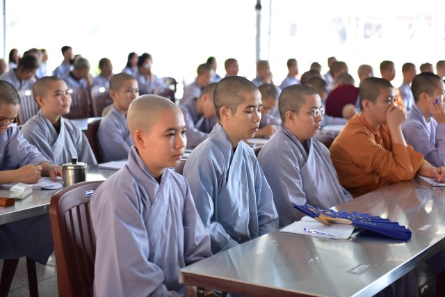 Quỹ Đạo Phật Ngày Nay cúng dường trai tăng trong khóa tu thường kỳ tại HVPGVN