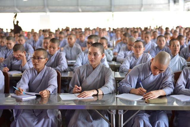 Quỹ Đạo Phật Ngày Nay cúng dường trai tăng trong khóa tu thường kỳ tại HVPGVN